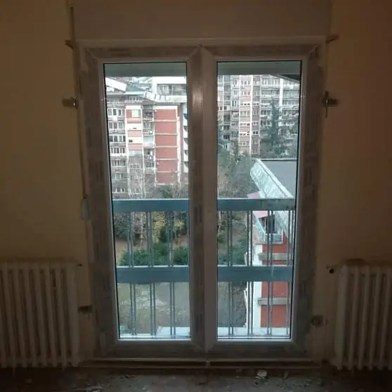 PVC balkonska vrata ugrađena u stanu, pogled na susedne zgrade